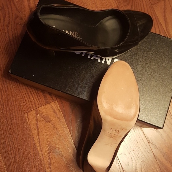 CHANEL black paten leather pumps - Picture 3 of 10